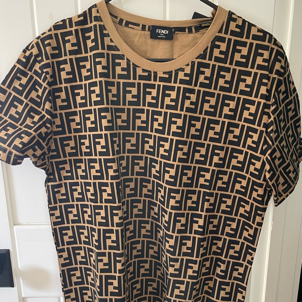 Mens Small Fendi shirt 🔥